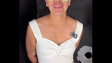 ESPOSA SOLA EN CASA LES DA SEXO ORAL A DOS LADRONES.