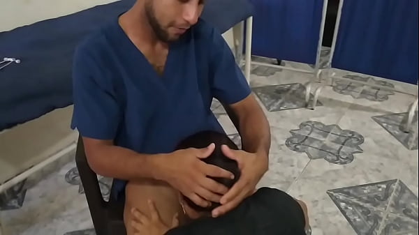 La señora del servicio viene ami consultorio por un favory termina de rodillas ante mí