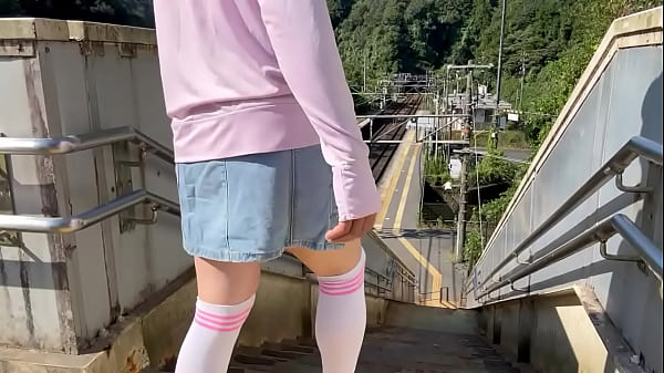 女装まゆの無人駅で露出プレイ 