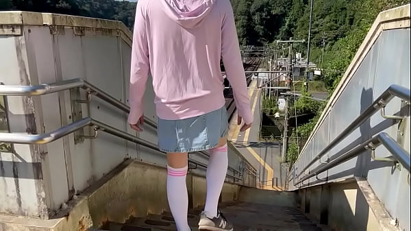 Play MP4 - デニムミニスカニーハイの女装子まゆちゃんがどこかの無人駅で全裸露出を楽しんでいる
