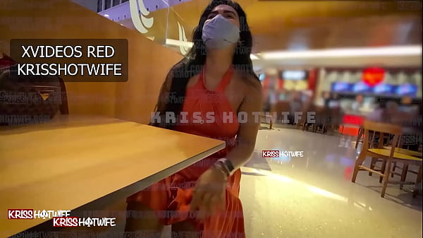 Kriss Hotwife Se Exibindo Tirando A Calcinha Na Pra&ccedil;a De Alimenta&ccedil;&atilde;o Do Shopping Lotado thumbnail
