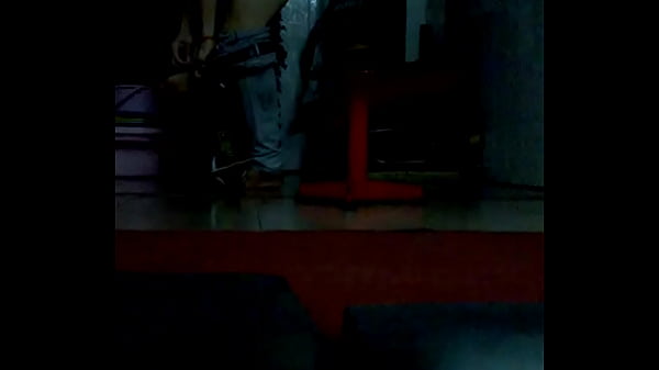 Trai thẳng thay đồ trong ph&ograve_ng gym 2