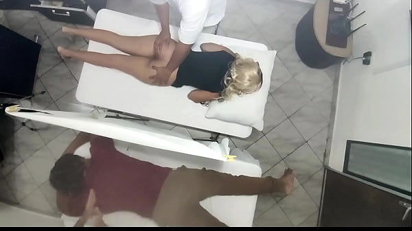 Play MP4 - Masaje Erotico en El Cuerpo de la Hermosa Esposa al Lado de su Marido en el Salon de Masajes en Pareja Quedo Grabado Como La Esposa es Manipulada por el Medico y Luego Follada al lado de su Marido NTR