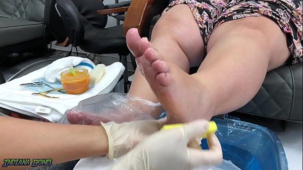 Play MP4 - Chubby Slut gets a pedicure and gives a footjob