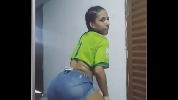 Novinha do Insta dan&ccedilando funk