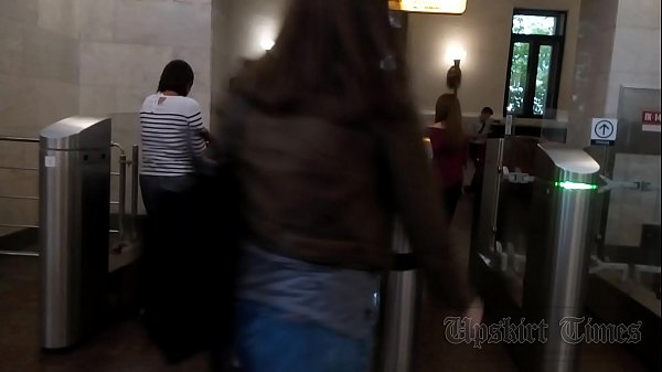 Play MP4 - Upskirt of a slender girl on an escalator in the subway&period;