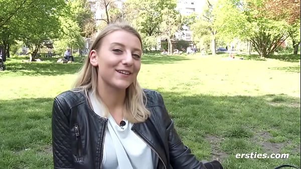 Play MP4 - Ersties&colon; Die 19-j&auml;hrige Tamara fingert sich von hinten mit 3 Fingern