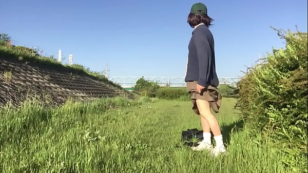 Play MP4 - 女装子まゆの河原で露出