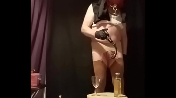 Masturberen met latex handschoenenen amandelolie_en sperma opdrinken