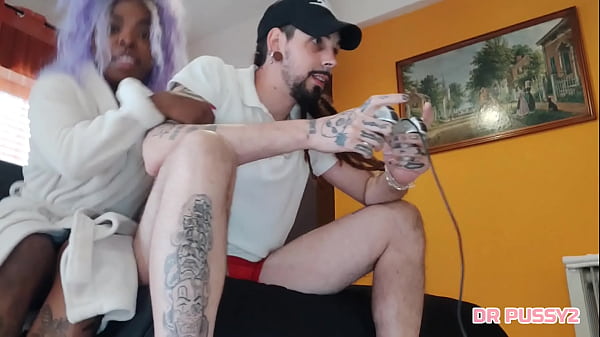 EBONY NAMORADA COSPLAY DO VIDEO_GAMER INTERROMPEU O JOGOPARA BRINCAR COM O JOYSTICK E FICOU COMA BUCETA CHEIA_DE LEITEcompleto