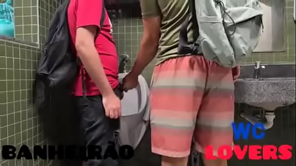 TRANSEI GOSTOSO NO BANHEIRO DA ESTACAO 