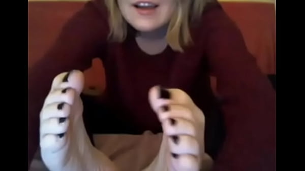 webcam model in sweatshirt suck her own toes 