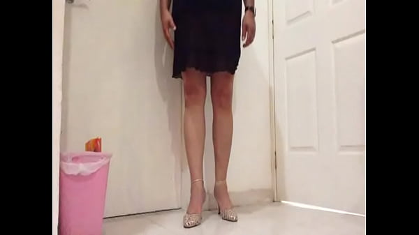 Vania se sube la falda para mostrar las bragas 