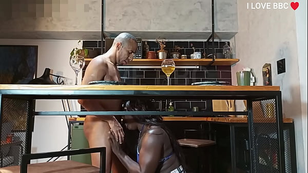 Preta Safada Chora Na Rola Gigante De 24cm thumbnail