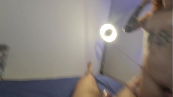 Fan de anime ela gosta de ler enquanto da a bunda e pede leite na boca 