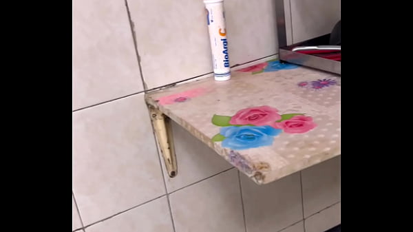 Peguei minha meia- irm&atilde; de 18 anos se tocando dentro do nosso quarto ! N&atilde;o guentei e falei se ela n&atilde;o gozasse comigo eu iria contar pro marido da madrasta ! 