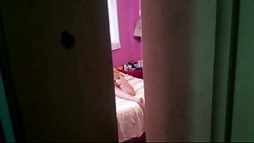 Nonton Estaba Con La Puerta Sin Seguro Y Entro A Decirle Que Se Ve Bien Rica thumbnail