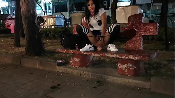 Play MP4 - Sissy&comma;trapito&comma;femboy montando su dildo en publico los espectadores se masturban frente a ella