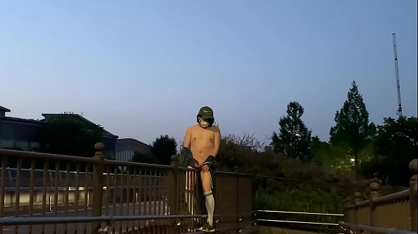 全裸女装まゆの股間への刺激 