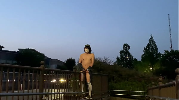 Play MP4 - 女装子まゆちゃんは股間への刺激がやめられず全裸になって明け方の道路わきの柵にまたがって腰を振って刺激を楽しんでいる