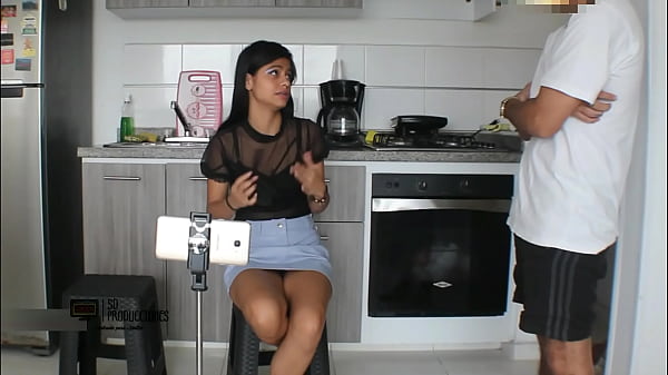 Play MP4 - La hermanastra quer&iacute;a jugar y termino chupando la polla y con la leche en su co&ntilde;o HISTORIA COMPLETA