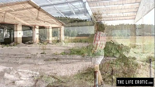 Play MP4 - A beautiful girl tied up in a warehouse and cumming hard