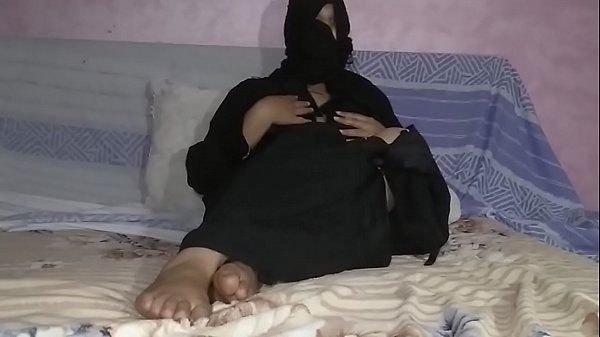 Play MP4 - المنقبة تعرض جسمها الجميل& وتقول ايه  رايكم