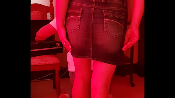 Nonton Je Montre Mon Cul Pendant Qu Il R&eacute;pare thumbnail