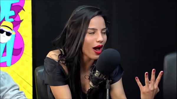 Safada da morena com seu namorado falando putaria