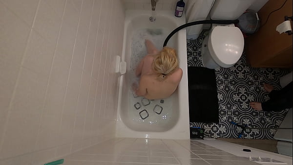 Blonde slut hangs herself while jacking herself off 