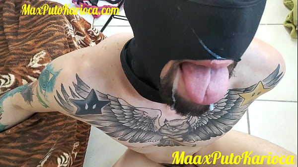 Deixei o cu do puto largo e cheio de porra depois de 3 gozadas na Cuceta do puto. No final ainda levou leitada na cara