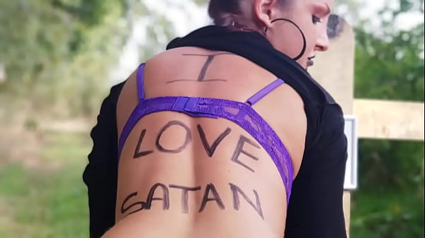 VALERY VITA SI MASTURBA E PISCIA SU UNA TOMBA.... 