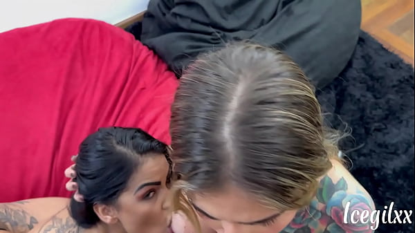 Play MP4 - Chamei minha amiga da faculdade para fazer um menage com meu namorado&comma; ela &eacute; gostosa demais &vert; Assista completo no SHEER