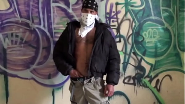 Deux H&eacute;t&eacute;ros Discret Se Brnalent En Exteirieur thumbnail