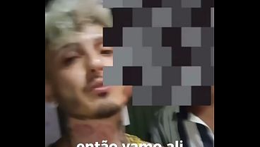Novinho negro topou o presente surpresa e acabou levando rola na sala escura