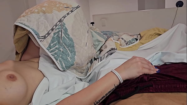 Comparto cama con la mejor amiga de mi hermanastra termina mal 