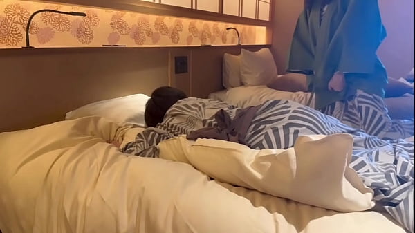 Nonton 温泉旅館で夕飯前のまったり時間イチャイチャしてたら気付くと激しい生ハメsexしてた素人カップルのリアル映像...japanese Amateur Hentai thumbnail