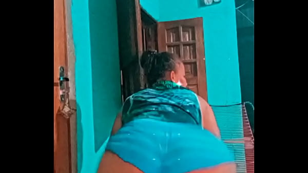 Baixinha muito gostosa rebolando 