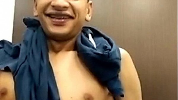 Novinho favelado mostra a pica gostosa na cam 