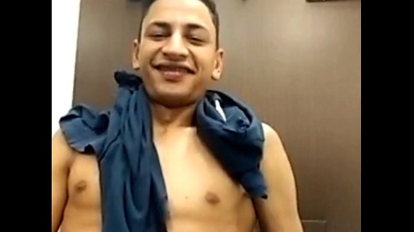 Play MP4 - Novinho favelado mostra a pica gostosa na cam