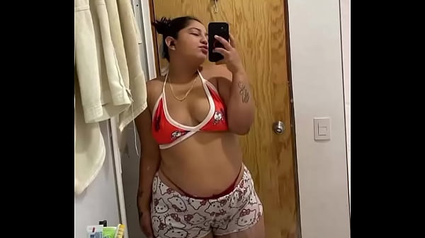 Putita alist&aacutendose para culiar con el cuernudo