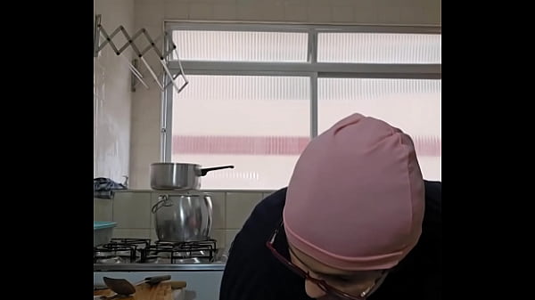 Eu finjo que estou cozinhando na verdade eu gosto de exibir e a buceta inchada