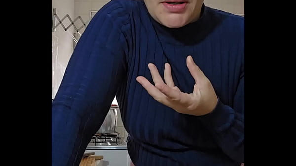 Eu finjo que estou cozinhando na verdade eu gosto de exibir e a buceta inchada 