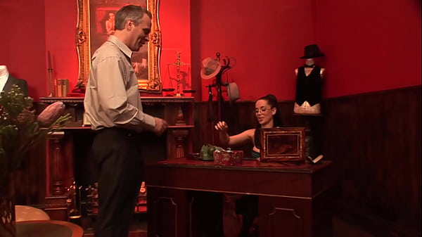 Nonton She Gets Her Head Right Down Into Their Crotch Where It Belongs As Soon As One Barges In... thumbnail