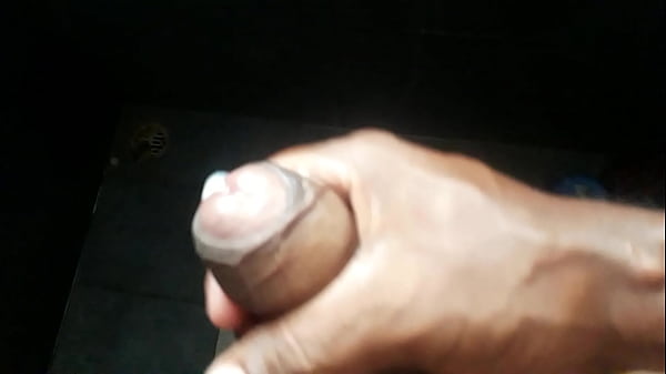 Sacandome la leche en el ba&ntilde;o 