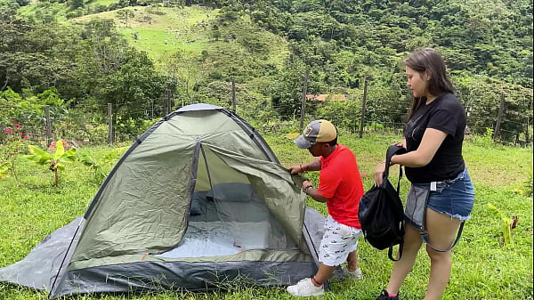 Llevo a mi rica embarazada novia de luna de miel a un hermoso camping en medio del bosque y termino meti&eacute;ndole mi rica verga por su rico y apretado co&ntilde;o hasta correrme dentro de ella