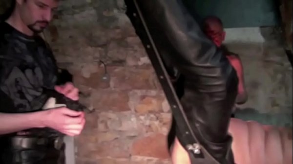 Jeune H&eacute;tero Fiste Un Mec Vieux Sexy Et Assez Gros Sur Un Sling thumbnail