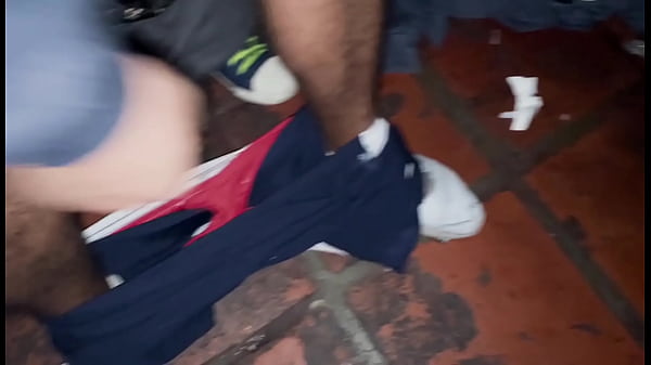 Play MP4 - Roludos fodendo twink no escuro da cabine pornogr&aacute;fica - COMPLETO COM LEITADA NO RED