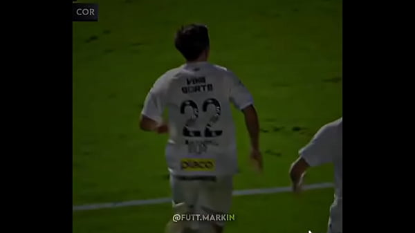 Barreal colocando galinhada na madeira