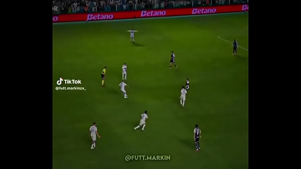 Barreal colocando galinhada na madeira 